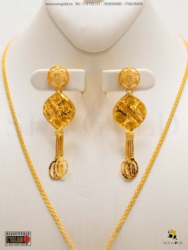 Ensemble collier pendentif 19406.I Poids 3.95gr boucles d'oreilles 19405.I poids 4.21gr Or 2& carats bahrein